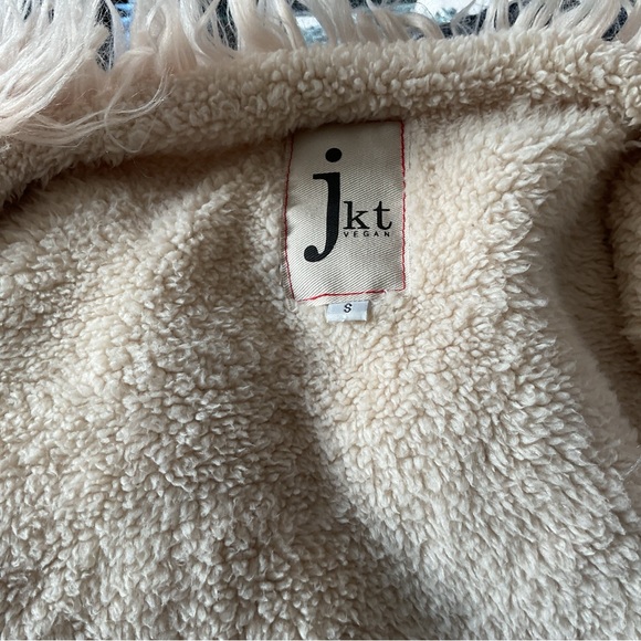 Women's Faux Fur Vest in Cream - Picture 4 of 4